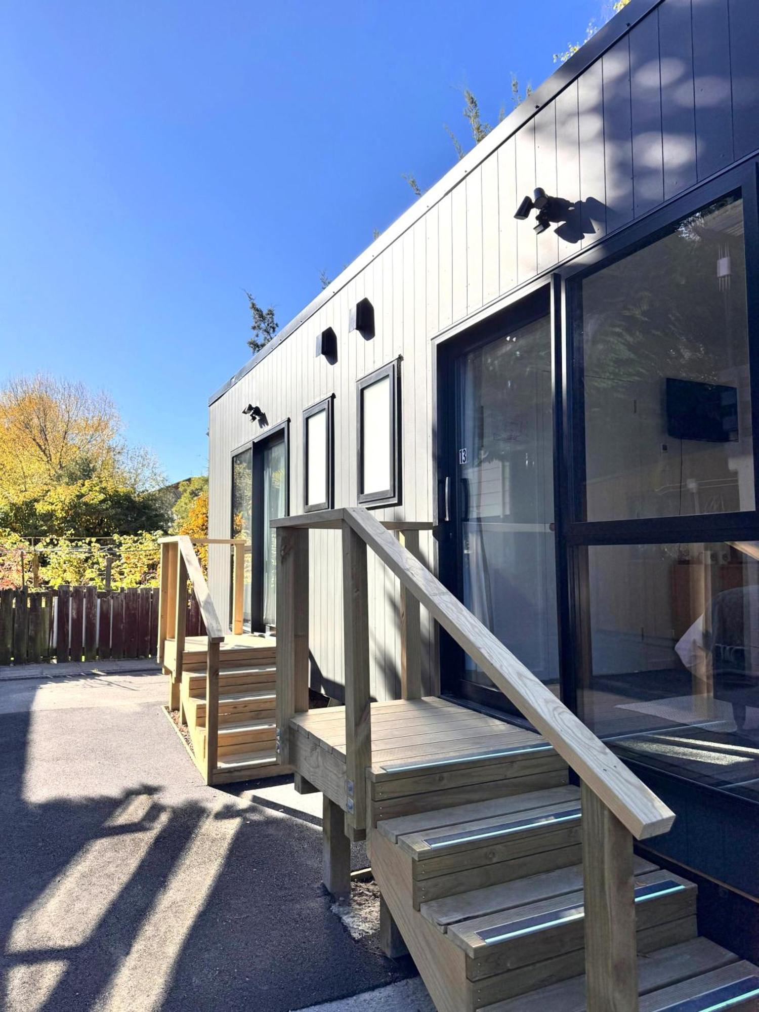 The Flaming Kiwi Backpackers Hostel Queenstown Exterior photo