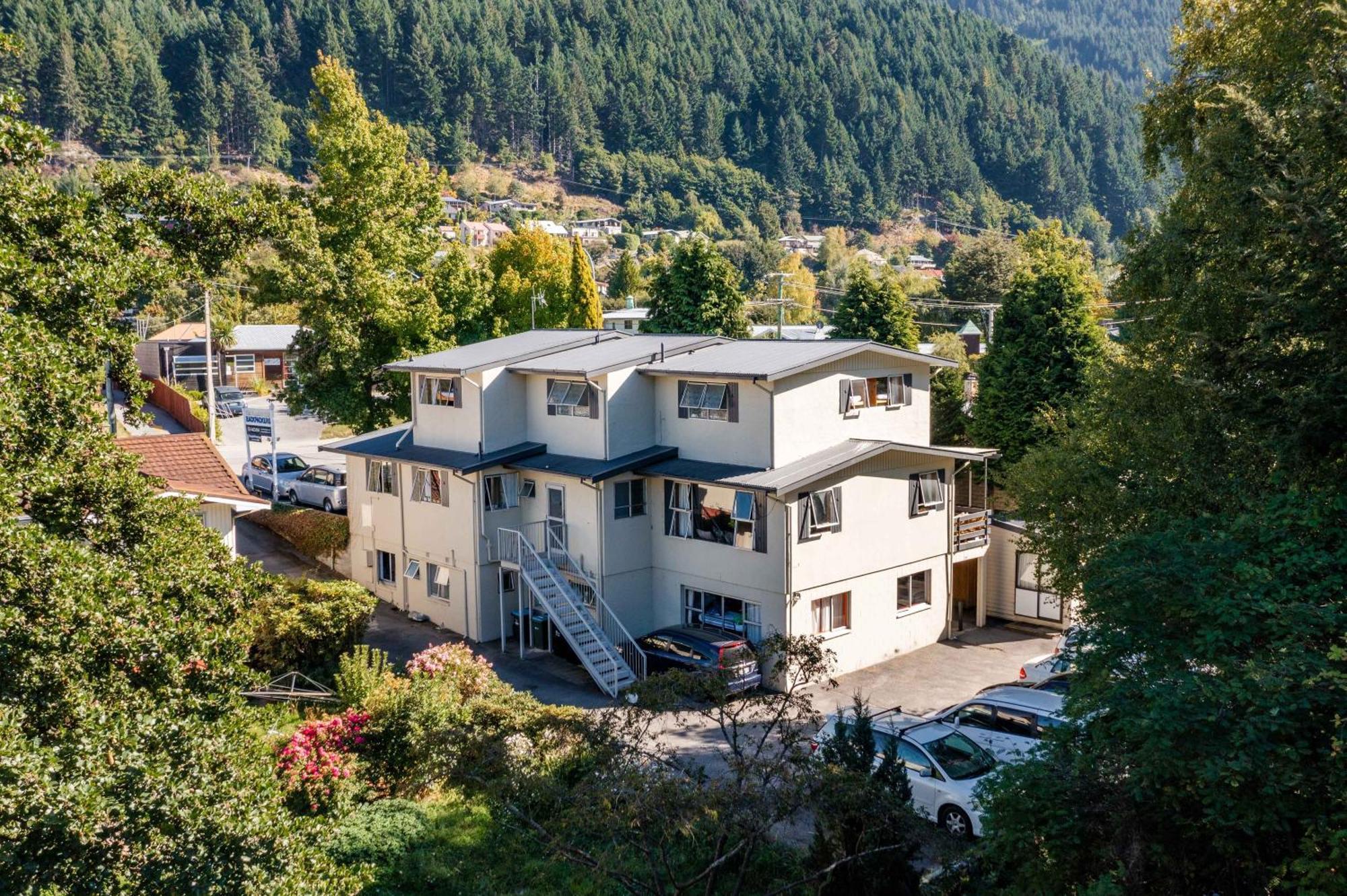 The Flaming Kiwi Backpackers Hostel Queenstown Exterior photo