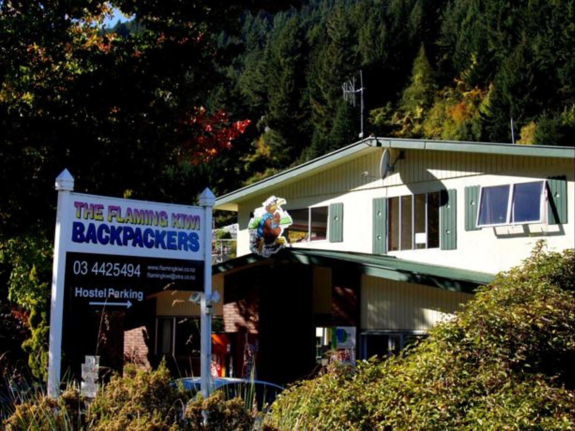 The Flaming Kiwi Backpackers Hostel Queenstown Exterior photo